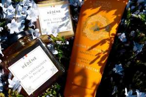 un coffret de produits alimentaires et soins au miel