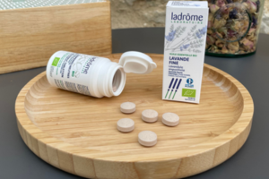 un duo huile essentielle de lavande fine bio et comprimés neutres bio