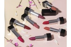 un lot de 6 rouges à lèvres Nutrimetics