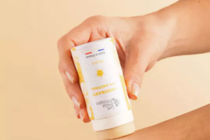 un déodorant stick Monoï Les Petits Prodiges