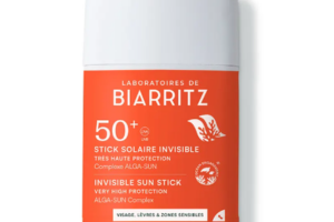un stick solaire invisible SPF50+ de Biarritz
