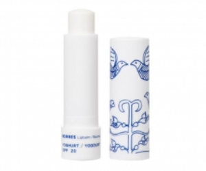 un stick lèvres Yaourt SPF20 Korres