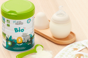 une boîte de lait infantile 3ᵉ âge Bio Les Petits Culottés