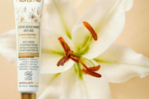 une crème repulpante anti-âge Lys Perfection