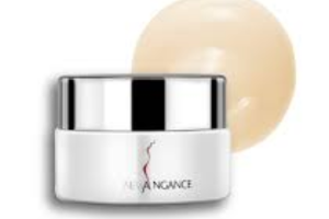 un contour des yeux rafraîchissant New Angance