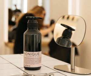 un shampooing Monique by David Lucas