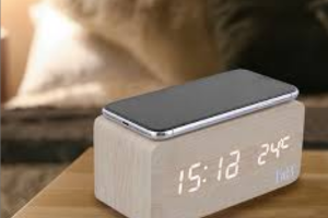 un réveil numérique avec charge à induction TnB